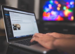 Man using Gutenberg editor on his laptop.